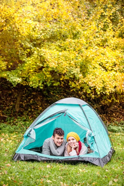 Beautiful couple camping in tent — Stock Photo, Image