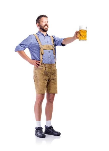 Mann in bayerischer Kleidung hält Bier in der Hand — Stockfoto