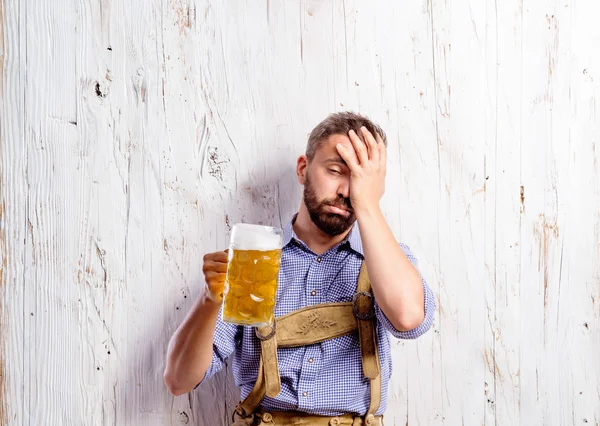 Homem bêbado em roupas bávaras com cerveja — Fotografia de Stock