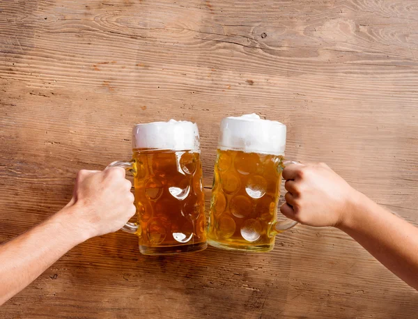 Dois homens clinking com cerveja canecas — Fotografia de Stock