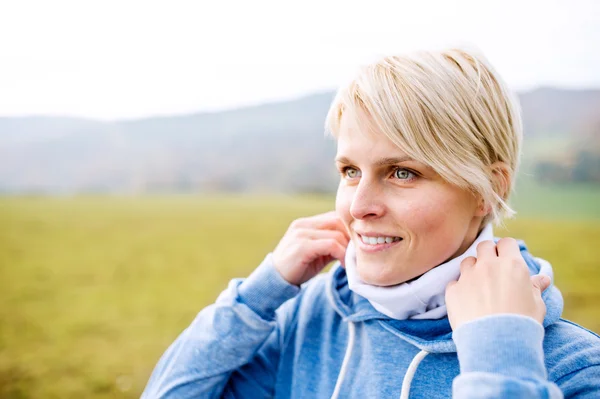 Young woman runner resting outside — Stock Photo, Image