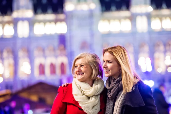 Madre e hija caminando por la ciudad nocturna — Foto de Stock