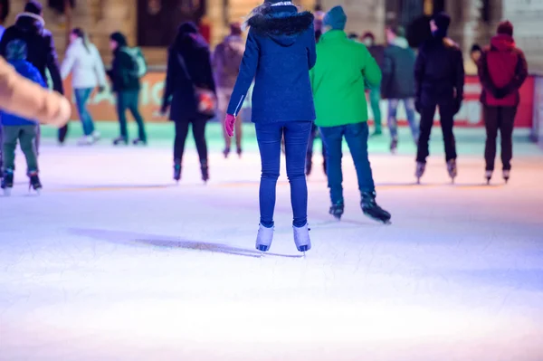 Pessoas patinando no gelo à noite em Viena — Fotografia de Stock