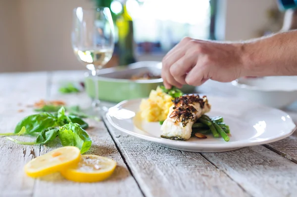 Man serving zander fish fillets — Stock Photo, Image