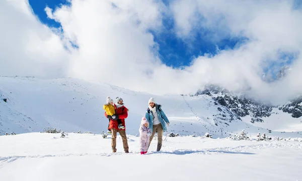 Far och mor med liten son i vinternaturen, stående i snön. — Stockfoto