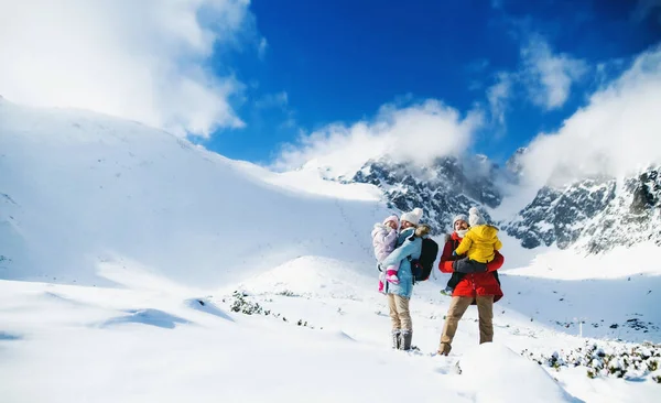 Far och mor med liten son i vinternaturen, stående i snön. — Stockfoto