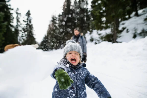 Vista frontale del bambino piccolo che gioca sulla neve, vacanza nella natura invernale. — Foto Stock