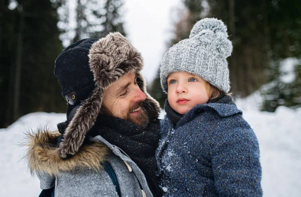 Close-up de pai com filho pequeno na natureza de inverno nevado, falando. — Fotografia de Stock