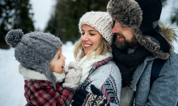 Father and mother with small child in winter nature, standing in the snow. — Stock Photo, Image
