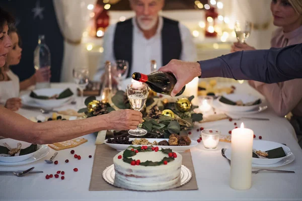 Une famille de plusieurs générations à l'intérieur célébrant Noël ensemble. — Photo