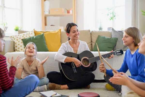 Gruppo di scolari a casa bambini con insegnante di musica lezione in casa, concetto di coronavirus. — Foto Stock