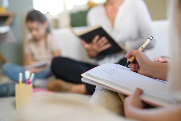 Gruppe von Hausschulkindern mit Lehrer, die drinnen lernen, Coronavirus-Konzept. — Stockfoto