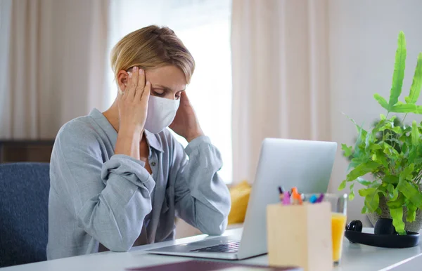 Portrait de femme d'affaires fatiguée à l'intérieur du bureau au bureau, concept de santé mentale. — Photo