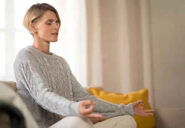 Retrato de mulher dentro de casa fazendo ioga, saúde mental e conceito de meditação. — Fotografia de Stock