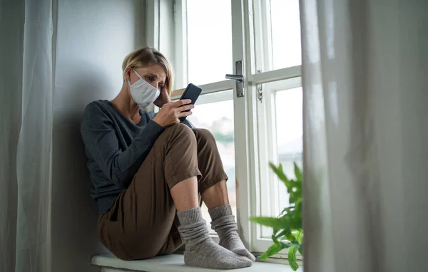 Mulher estressada com smartphone dentro de casa, saúde mental e conceito de coronavírus. — Fotografia de Stock