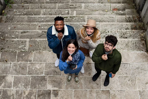 Vista superior del grupo de jóvenes al aire libre en la ciudad, mirando a la cámara. Concepto de Coronavirus. —  Fotos de Stock