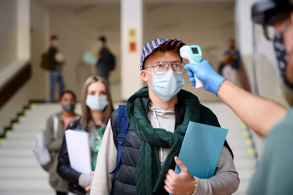 Young students back at college or university, coronavirus and measuring temperature concept. — Stock Photo, Image