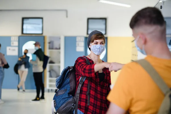 Fiatal diákok barátok arc maszkok vissza főiskolára vagy egyetemre, coronavirus koncepció. — Stock Fotó