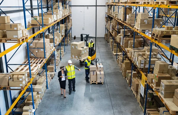 Vista superior del grupo de trabajadores con gerente trabajando en interiores en almacén, concepto coronavirus. — Foto de Stock