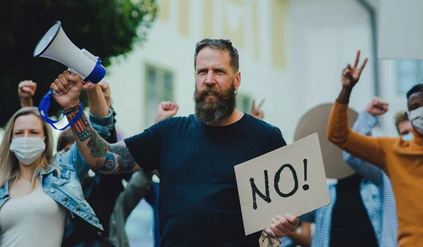 Mensen met plakkaatjes en posters op publieke demonstratie, geen geestig vaccin en coronavirus concept. — Stockfoto