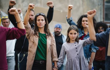 Sokaklarda, grevde ve gösteri konseptinde protesto yapan bir grup eylemci.