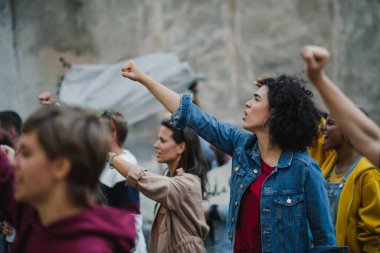 Sokaklarda, grevde ve gösteri konseptinde protesto yapan bir grup eylemci.