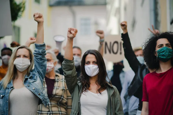 Grupo de pessoas ativistas protestando nas ruas, mulheres marcham e conceito de demonstração. — Fotografia de Stock