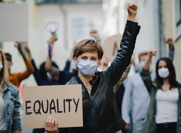 Groep mensen activisten protesteert op straat, vrouwen marcheren en demonstratieconcept. — Stockfoto