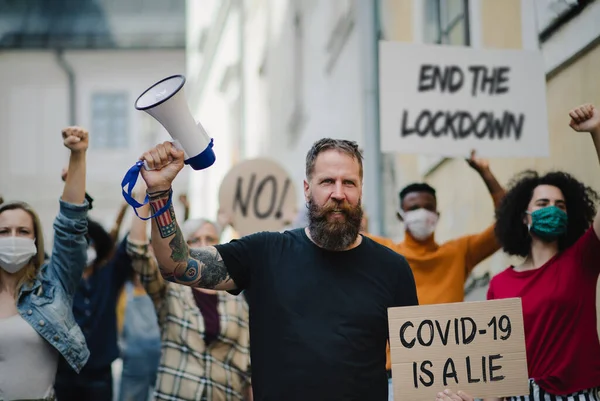Люди с плакатами и плакатами на публичной демонстрации, без ковидовой вакцины и коронавируса. — стоковое фото