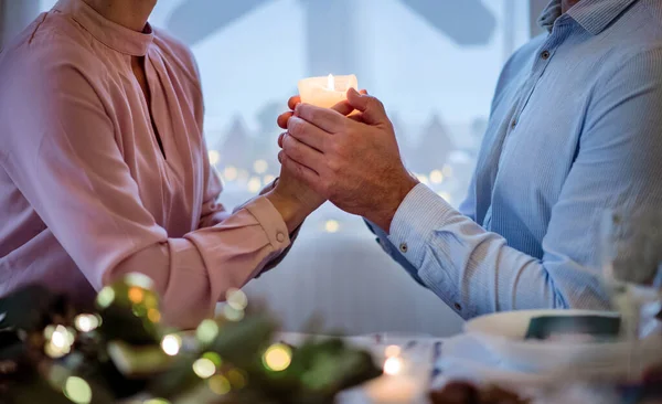 Casal irreconhecível dentro de casa na mesa celebrando o Natal. — Fotografia de Stock