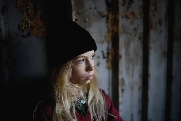 Retrato de menina adolescente loira em pé dentro de casa em prédio abandonado. — Fotografia de Stock