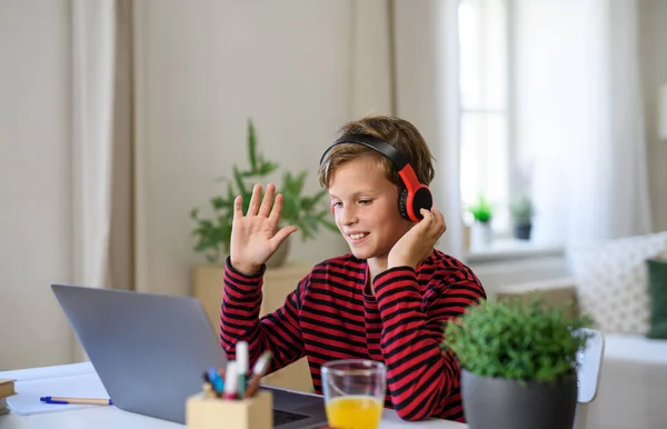 Colegial teniendo en línea lesoon interior en casa, coronavirus concepto. — Foto de Stock