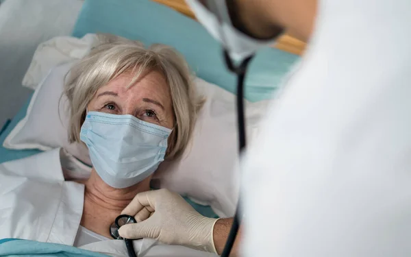 医師とcovid-19感染患者のベッドで病院,コロナウイルスの概念. — ストック写真