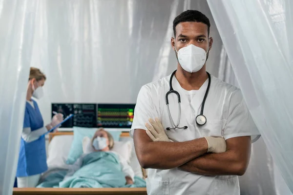 Лікар і ковід-19 заражений пацієнт у ліжку в лікарні, концепція коронавірусу . — стокове фото