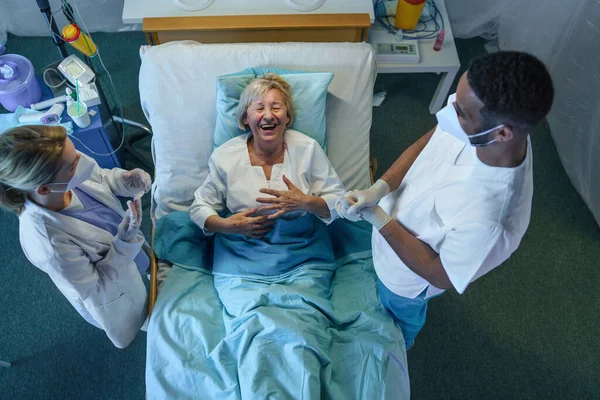 Vista dall'alto di medici e pazienti covid-19 a letto in ospedale, coronavirus e concetto di recupero. — Foto Stock