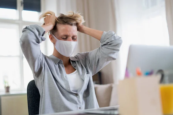 Mulher dentro do escritório sentindo-se estressada, saúde mental e conceito de coronavírus. — Fotografia de Stock