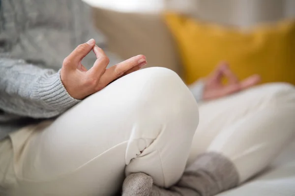 Mujer irreconocible dentro de casa haciendo yoga, salud mental y concepto de meditación. — Foto de Stock