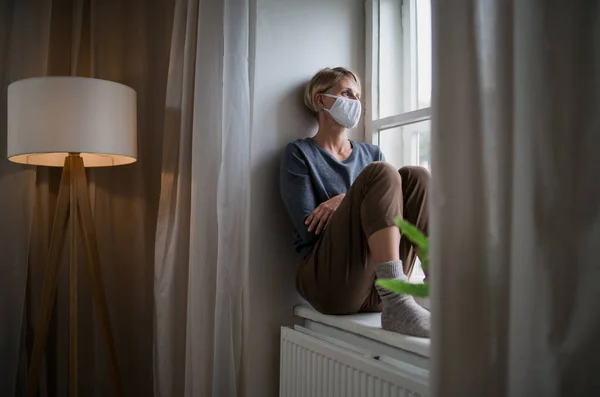 Femme à l'intérieur à la maison se sentant stressée, santé mentale et concept de coronavirus. — Photo