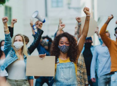 Sokakları, gösteriyi ve koronavirüs konseptini protesto eden bir grup aktivist.