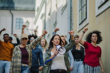 Sokaklarda, grevde, gösteri ve koronavirüs konseptini protesto eden bir grup aktivist.