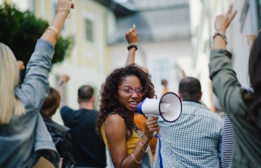 Sokaklarda protesto yapan bir grup aktivist, BLM gösterileri ve koronavirüs konsepti.