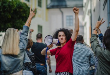 Sokaklarda, grevde, gösteri ve koronavirüs konseptini protesto eden bir grup aktivist.