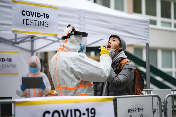 Jongeman in covid-19 testcentrum buiten op straat, coronavirus concept. — Stockfoto