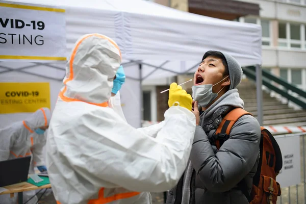 Fiatal férfi a covid-19 tesztközpont szabadban az utcán, Coronavirus koncepció. — Stock Fotó