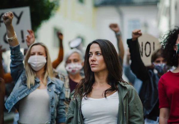 Grupo de activistas que protestan en las calles, manifestación y concepto de coronavirus. — Foto de Stock