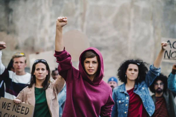 Skupina aktivistů protestujících na ulicích, demonstrace a koncepce koronaviru. — Stock fotografie