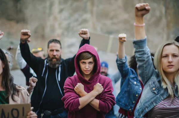 Emberek csoportja az utcán tüntető aktivisták, nők felvonulási és demonstrációs koncepciója. — Stock Fotó