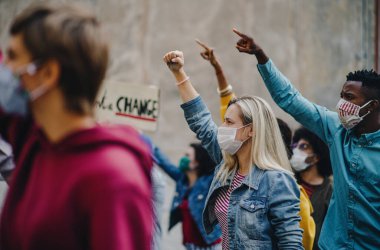 Sokaklarda, grevde ve gösteri konseptinde protesto yapan bir grup eylemci.