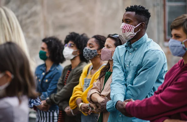 Grupo de pessoas ativistas protestando nas ruas, marcha e conceito de demonstração. — Fotografia de Stock