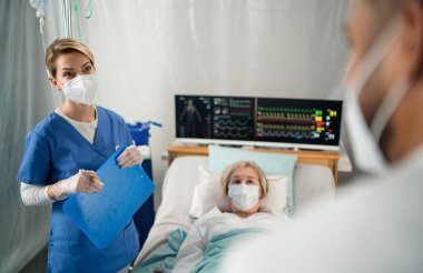 Doktorlar ve kovid 19 hastaları hastanede yatıyor. Coronavirüs konsepti..